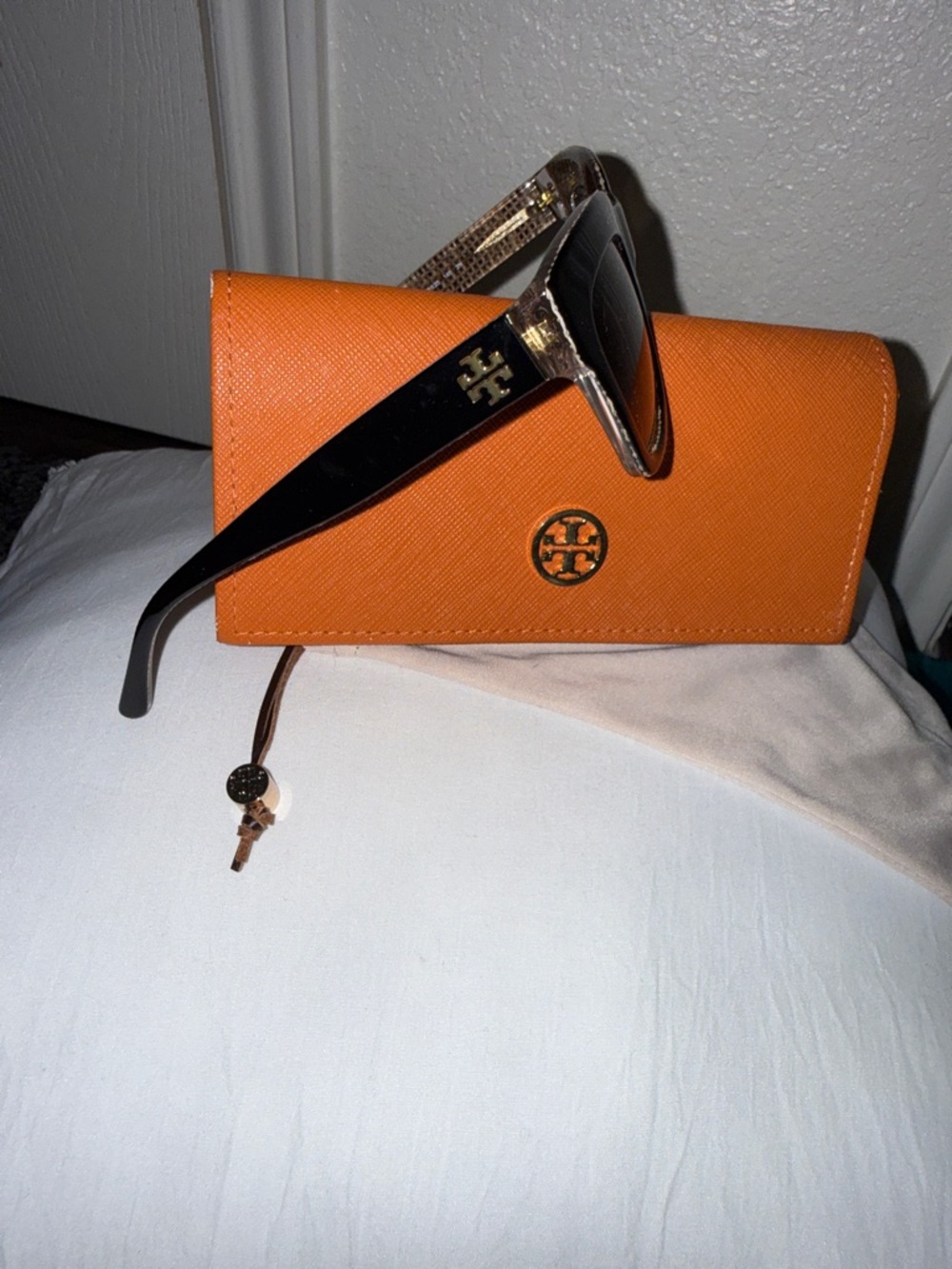TORY BURCH, Sunglass with Gold Logo + ORANGE LEATHER CASE!!! ✈️ 🚢 🍷